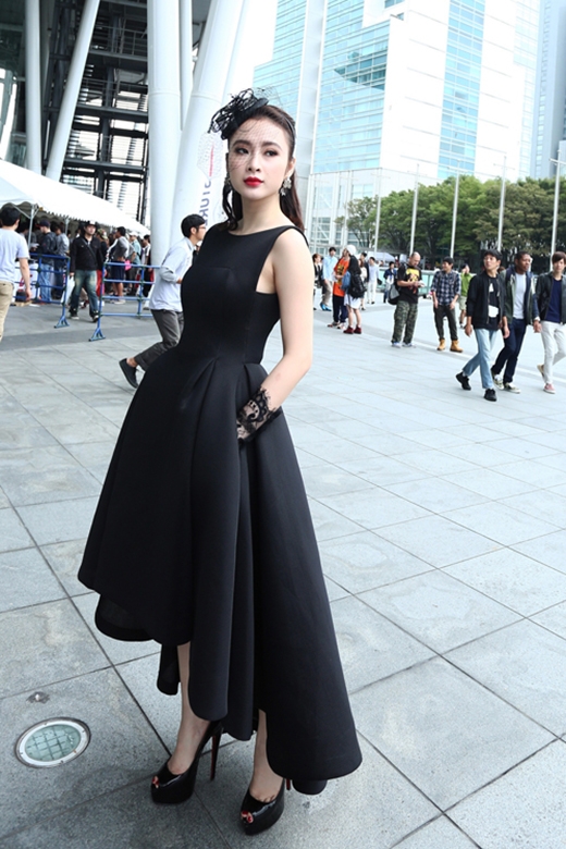 
Trong một sự kiện mới đây tại Nhật Bản, cô nàng diễn viên xinh đẹp cũng gây ấn tượng mạnh khi diện bộ váy đen mullet kết hợp cùng mũ ren quý tộc.
